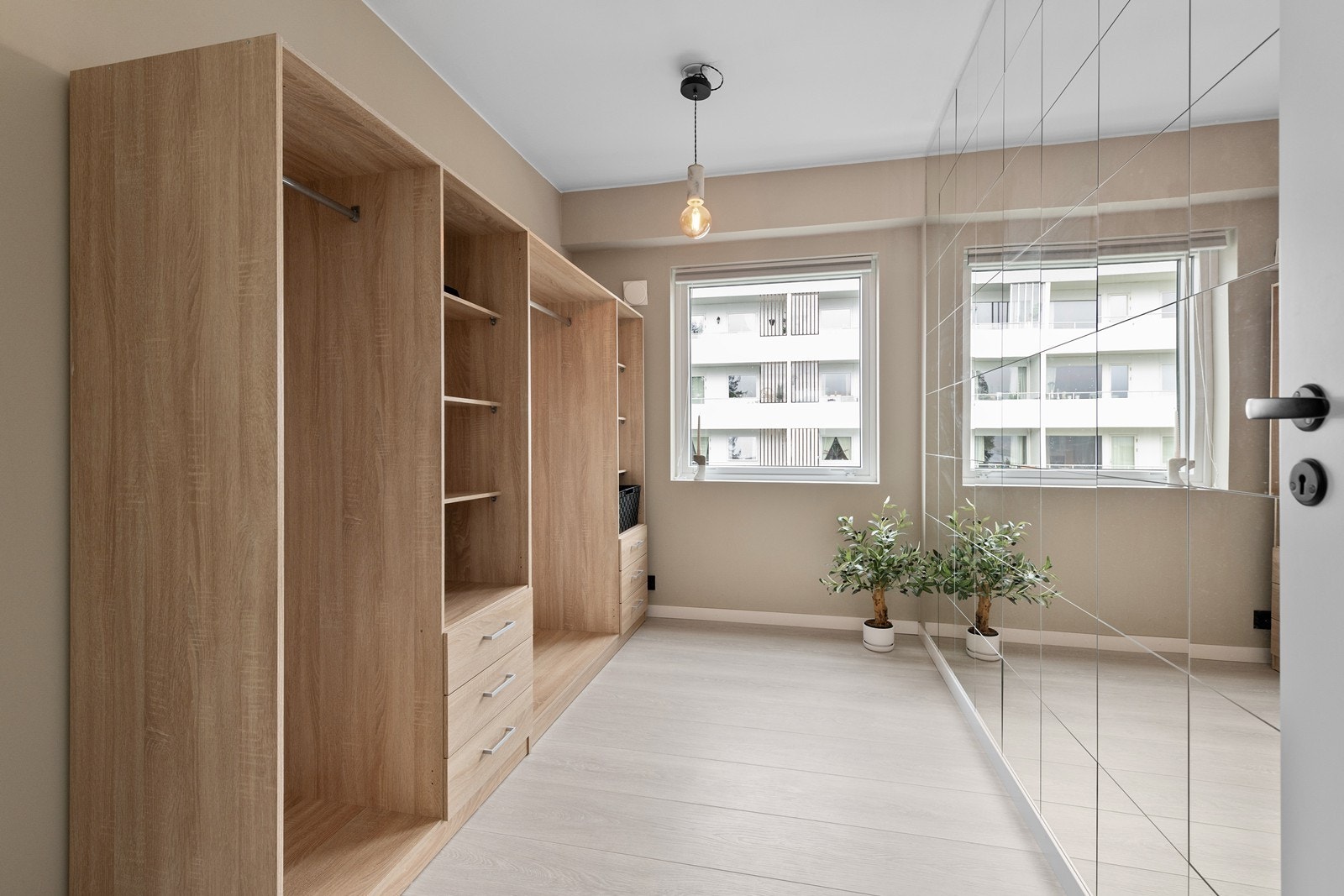 Walk-in garderobe (Kan også benyttes som ekstra soverom) Galleribilde