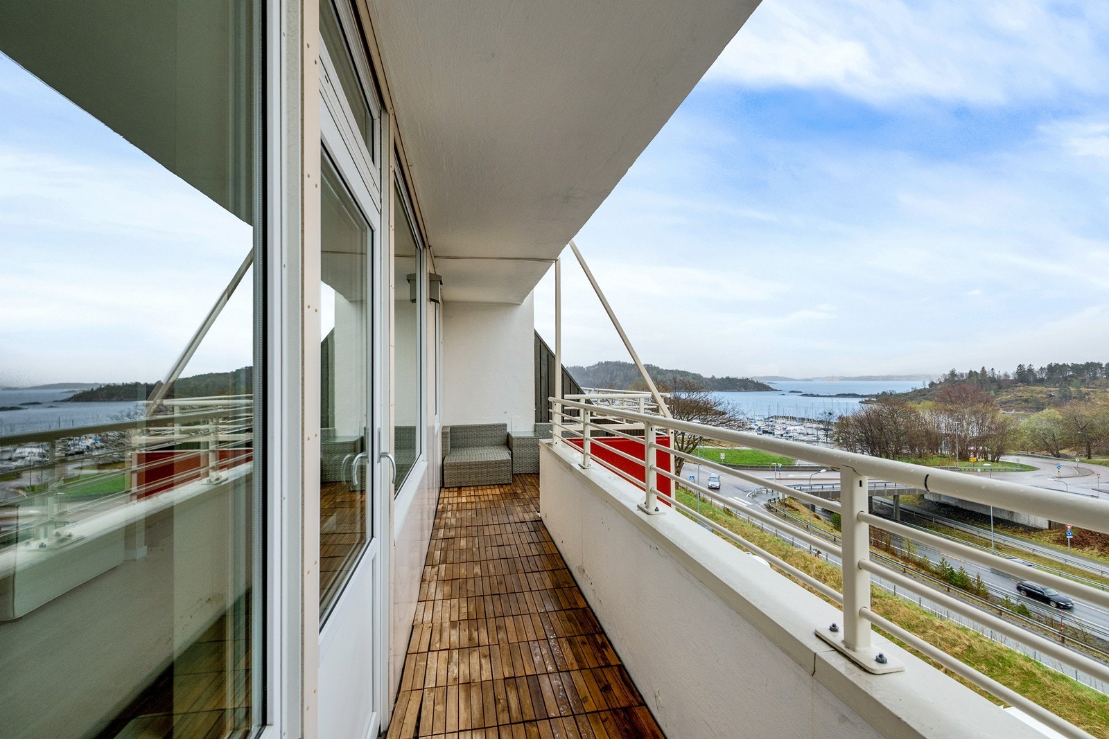 Fra balkongen er det fantastisk utsikt mot fjord og fjell - Gode solforhold Galleribilde