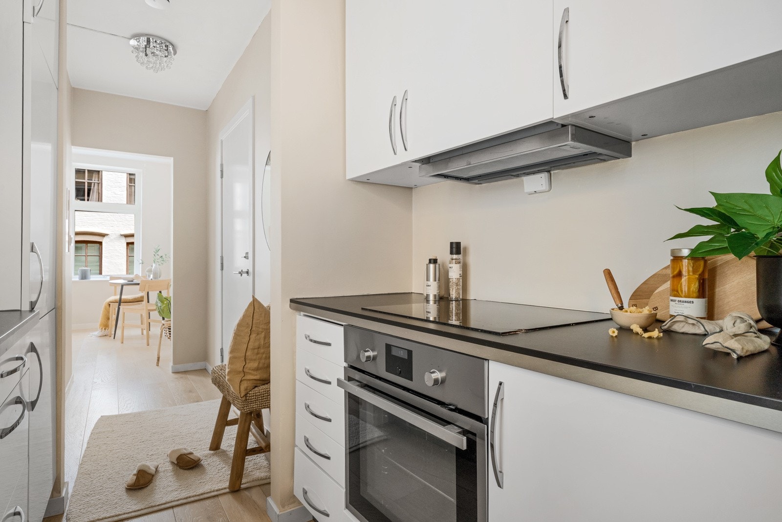 Kjøkkenet har oppvaskmaskin, stekeovn, ventilator, platetopp, micro og kjøleskap. Galleribilde