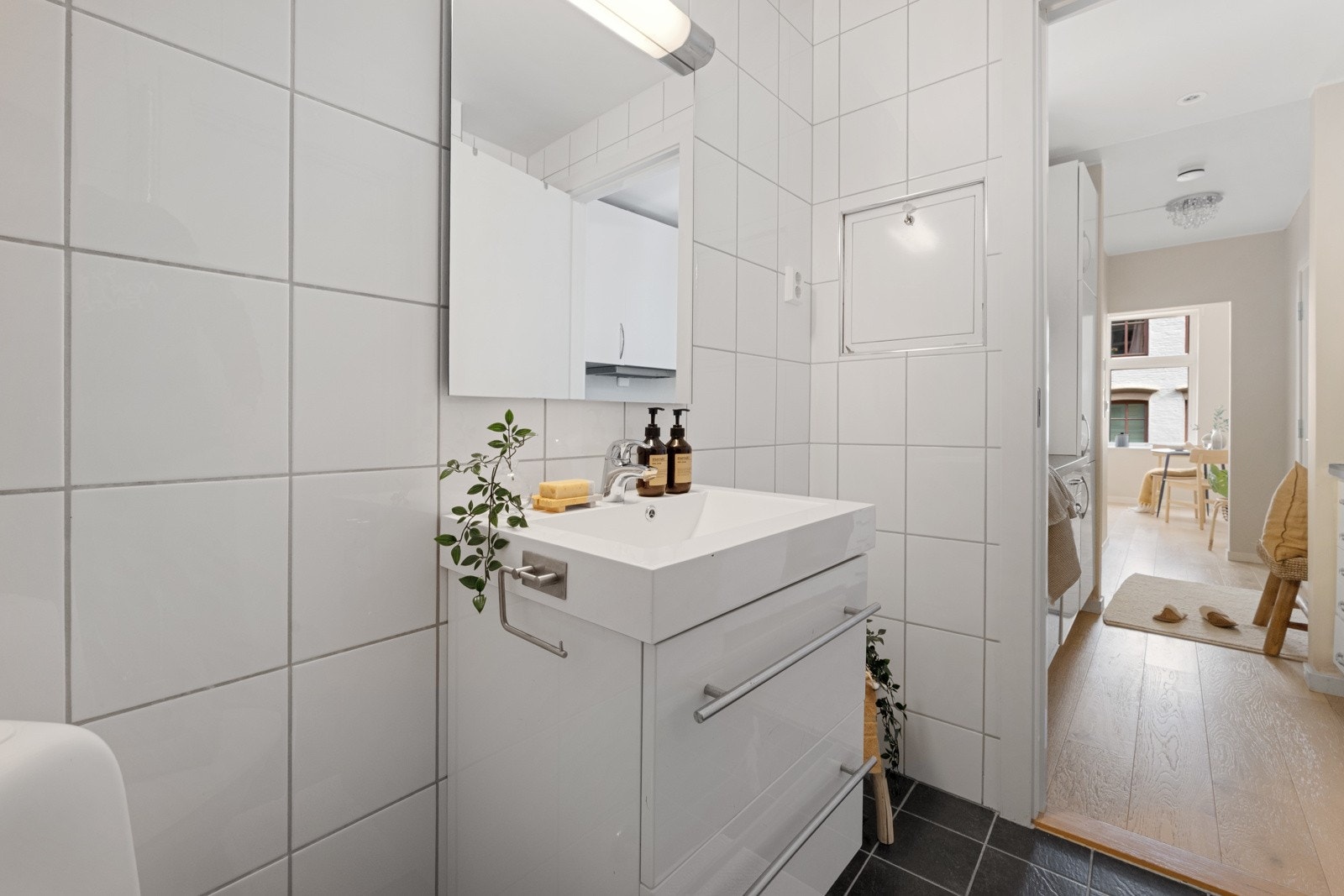 Flott bad med fliser på gulv og vegger. Varmekabler i gulvet. Galleribilde