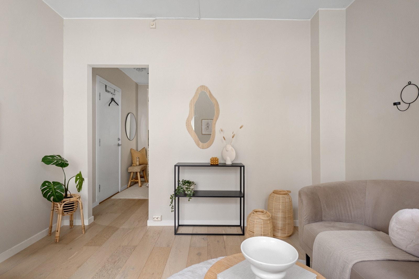 Stuen gir plass til både sofakrok og spiseplass. Galleribilde
