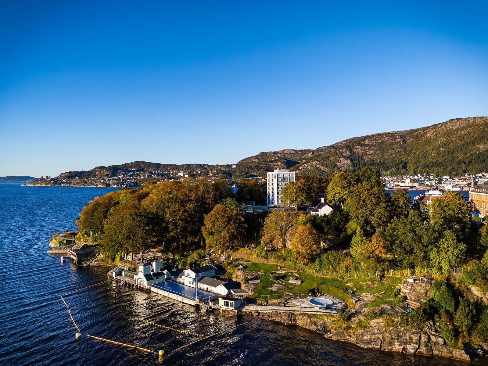 Nordnes sjøbad ligger like bortenfor boligen. Galleribilde