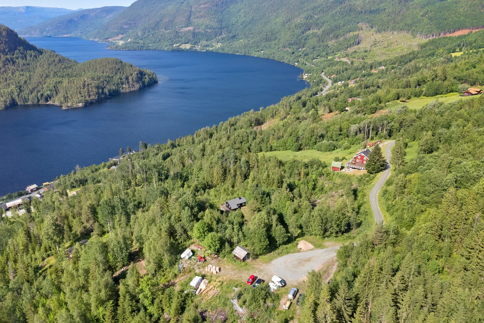 Snuplass med uthus. Galleribilde