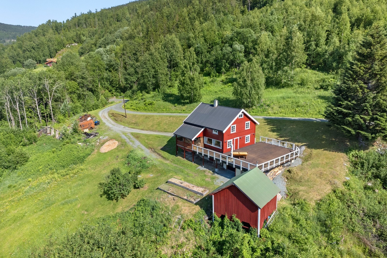 tidligere har det stått en låve på tomten. Denne har brent. Galleribilde