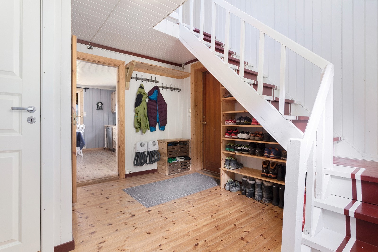 Oppbevaringsplass under trapp til 2.etg. Galleribilde