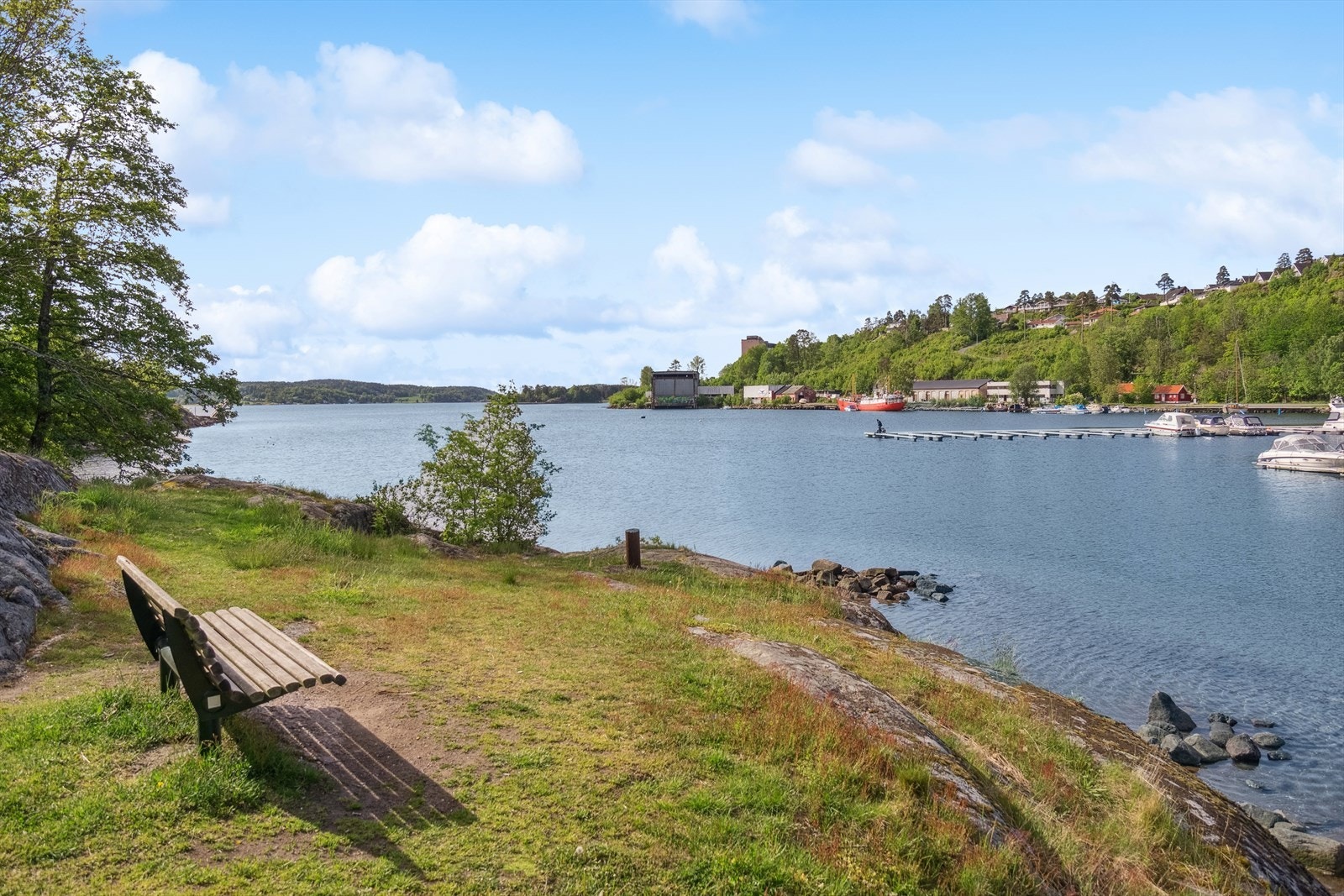 Tomten ligger ca. 3 km unna Melsomvik båthavn med badeplass og brygge Galleribilde
