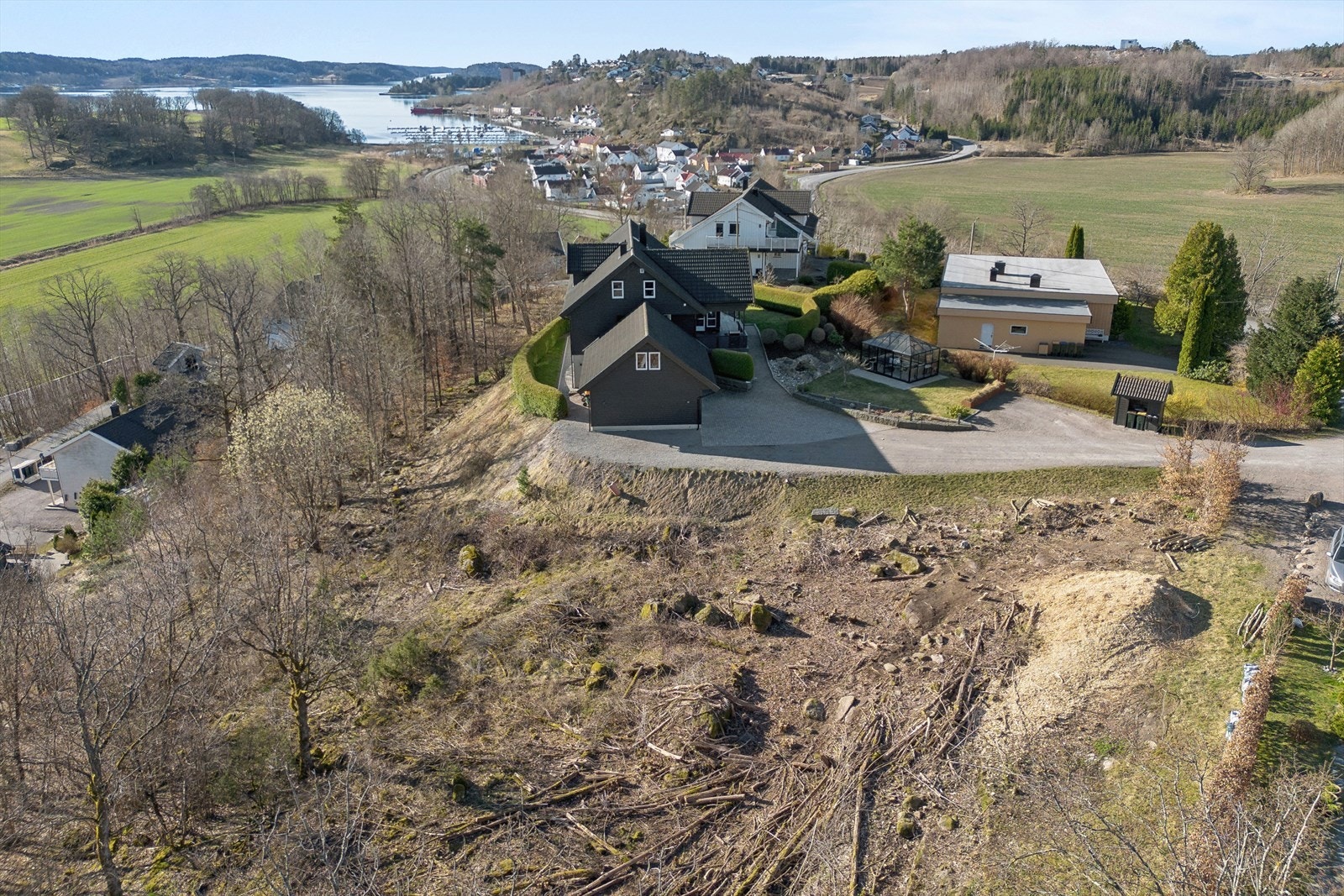Tomten ligger fint til i et rolig og barnevennlig bolig
område ved Melsomvik Galleribilde