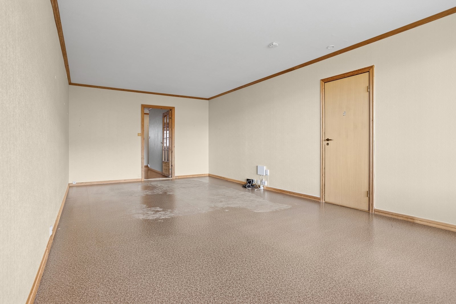 Stuen har direkte inngang til både et av soverommene og balkongen, noe som gir en sømløs overgang mellom innendørs og utendørs oppholdsrom. Galleribilde