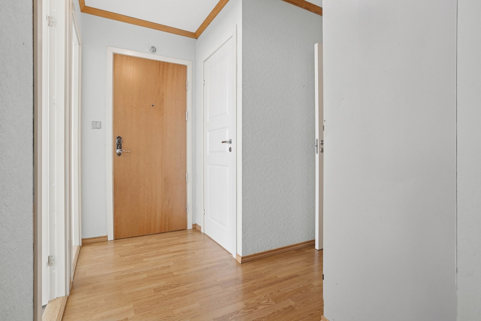 En innbydende entré som gir enkel tilgang til wc, vaskerom, bad og de tre romslige soverommene. Galleribilde