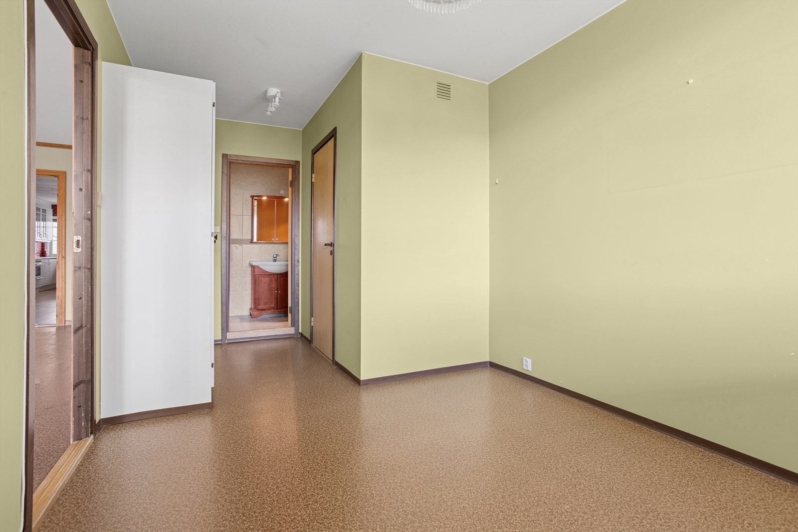 Soverom 1: Soverommet har potensial for oppgradering, med muligheter for å skape et moderne og funksjonelt rom etter egne ønsker og behov. Galleribilde