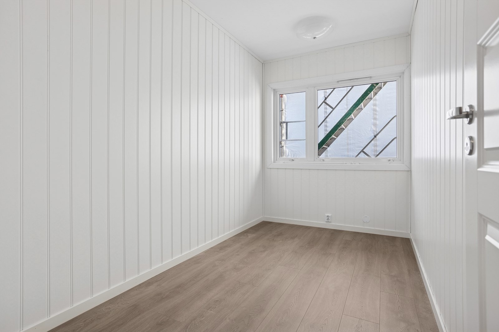 Soverom 3: Lyst og luftig soverom med god plass til både seng og oppbevaring. Galleribilde