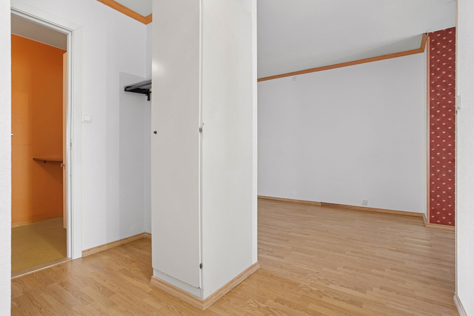 Entré med direkte tilgang til både vaskerom og kjøkken. Galleribilde