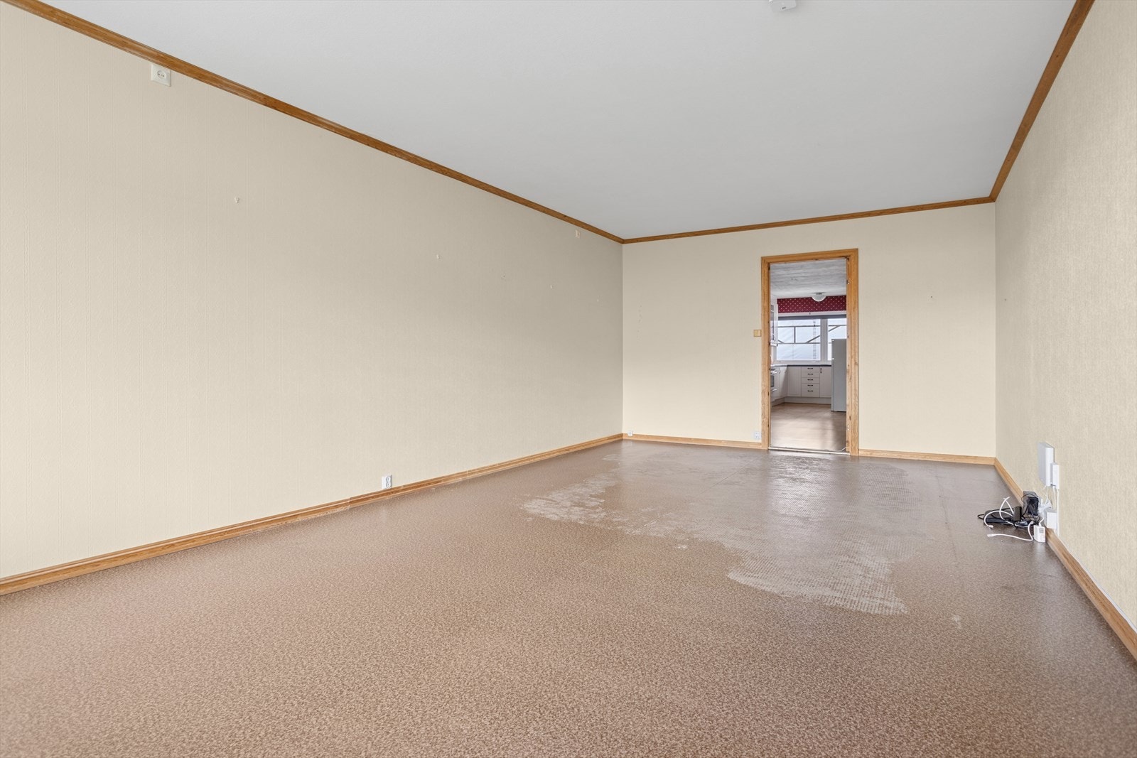 Den romslige stuen har rikelig med plass til både sofa- og spisegruppe. Den generøse størrelsen gir deg fleksibilitet til å møblere i flere soner, slik at du kan tilpasse rommet etter dine ønsker og behov. Galleribilde