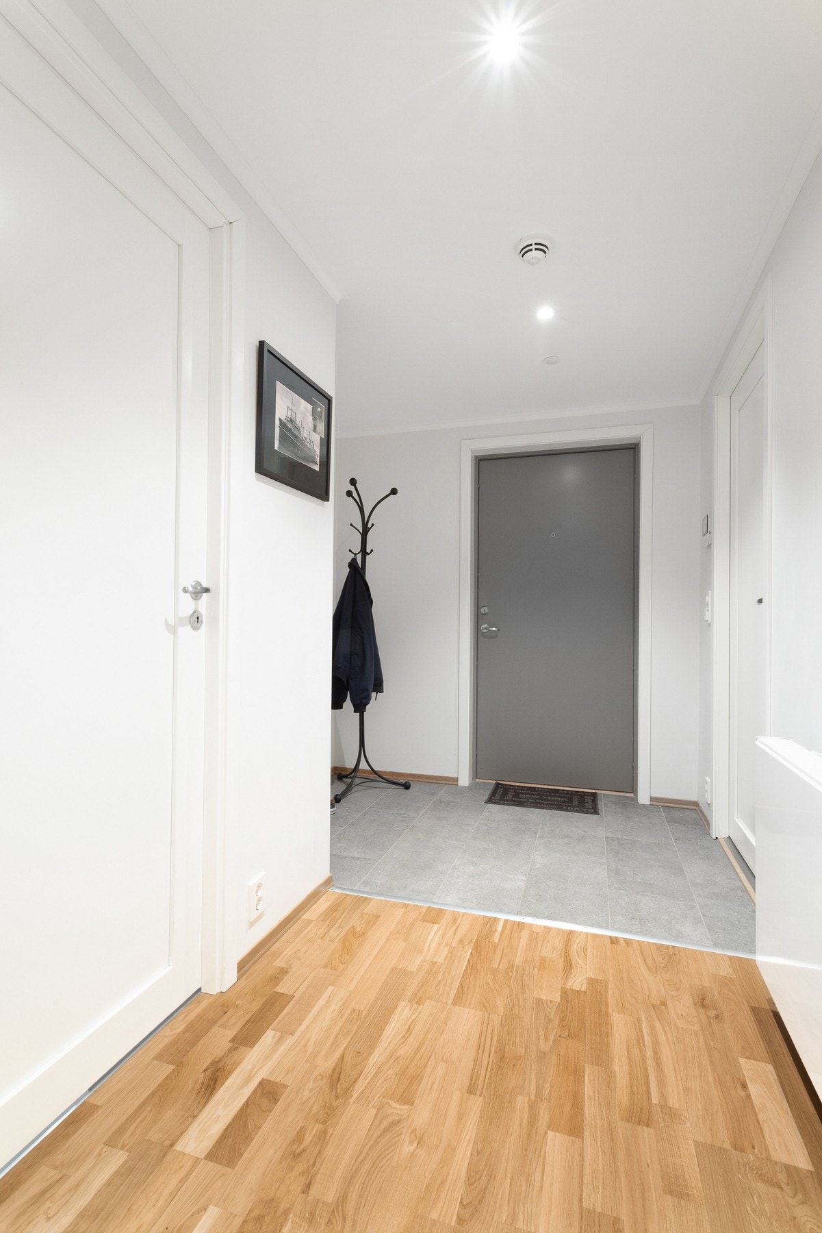 Pent inngangsparti med flislagt gulv. Galleribilde