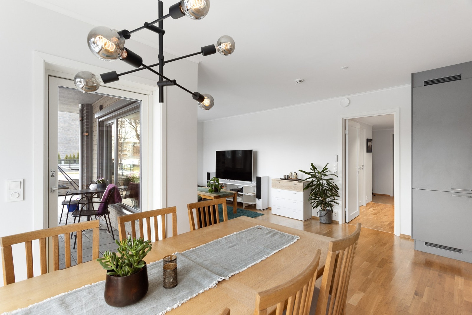 Hyggelig spiseplass med direkte adkomst til vestvendt terrasse på 35 kvm. Galleribilde