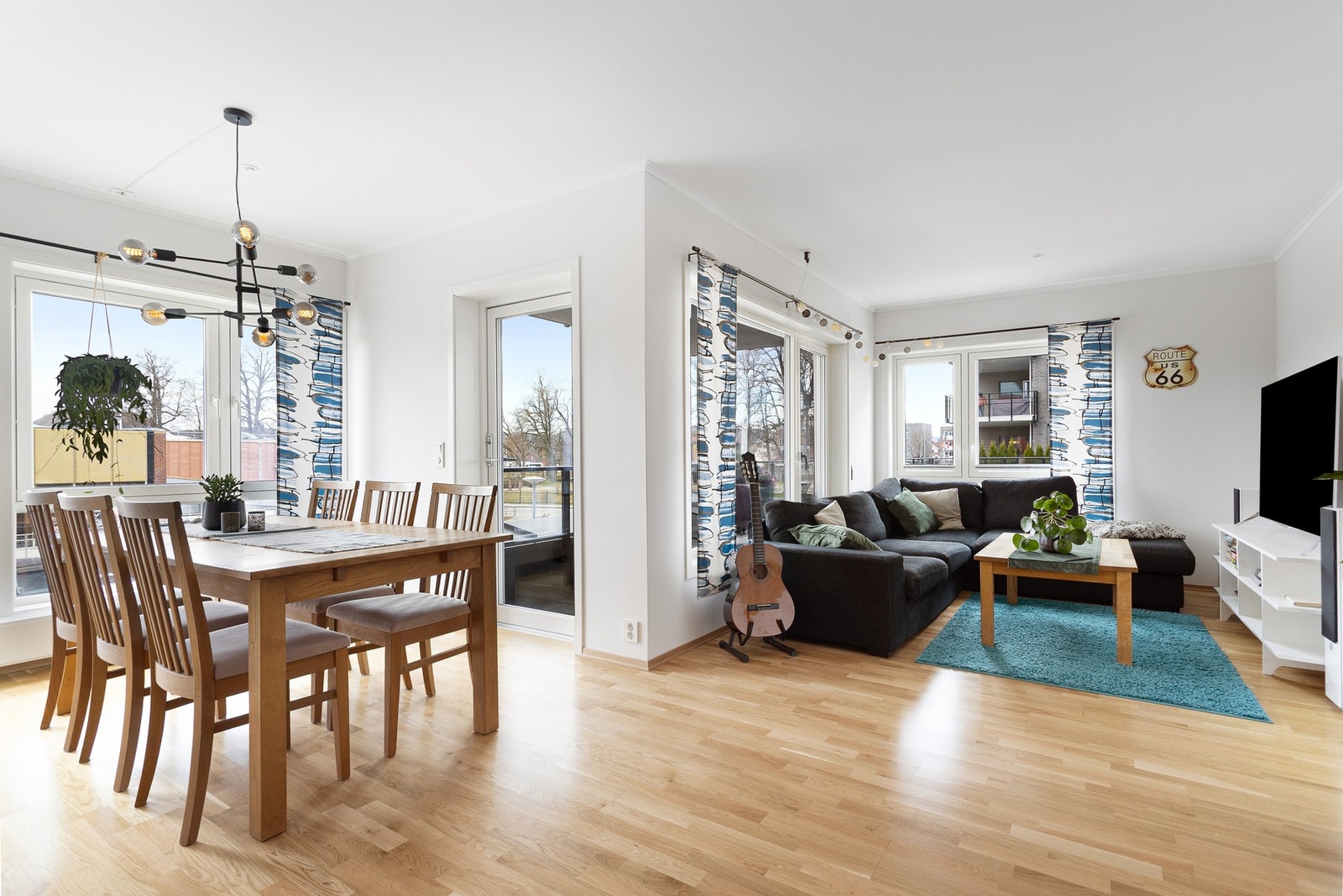 Stuen har parkett på gulv og kan innredes i to sosiale soner. Galleribilde