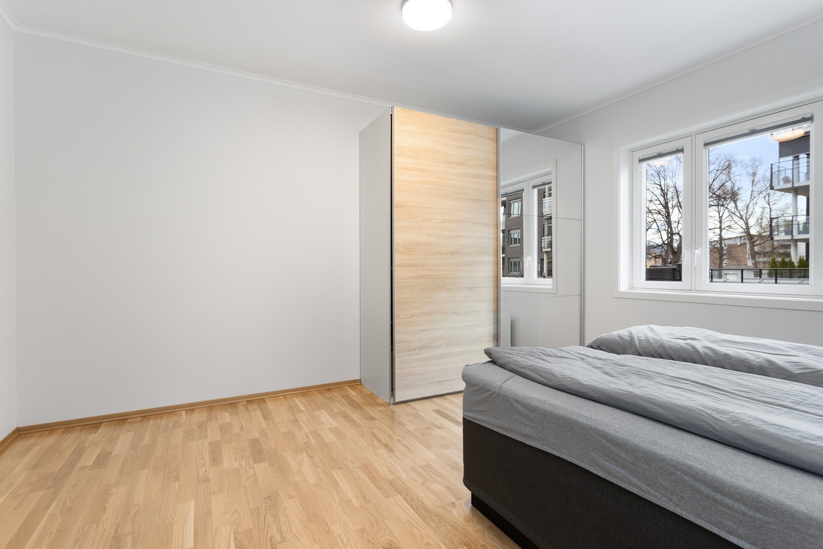 Montert solskjerming i vinduet. Galleribilde