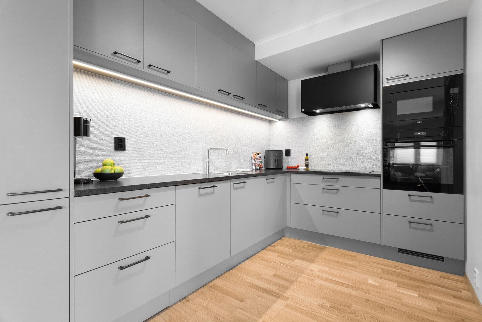 Meget lekkert og påkostet kjøkken med innredning levert av Sigdal med integrerte hvitevarer og installert Quooker. Galleribilde