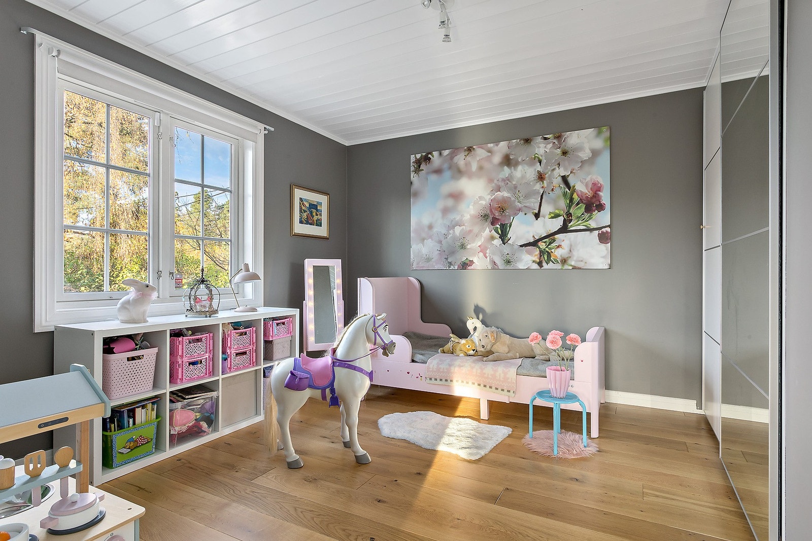 Soverom 3 i 1. etasje er innredet med en stor garderobeløsning og har videre god plass til seng og annet ønsket møblement Galleribilde