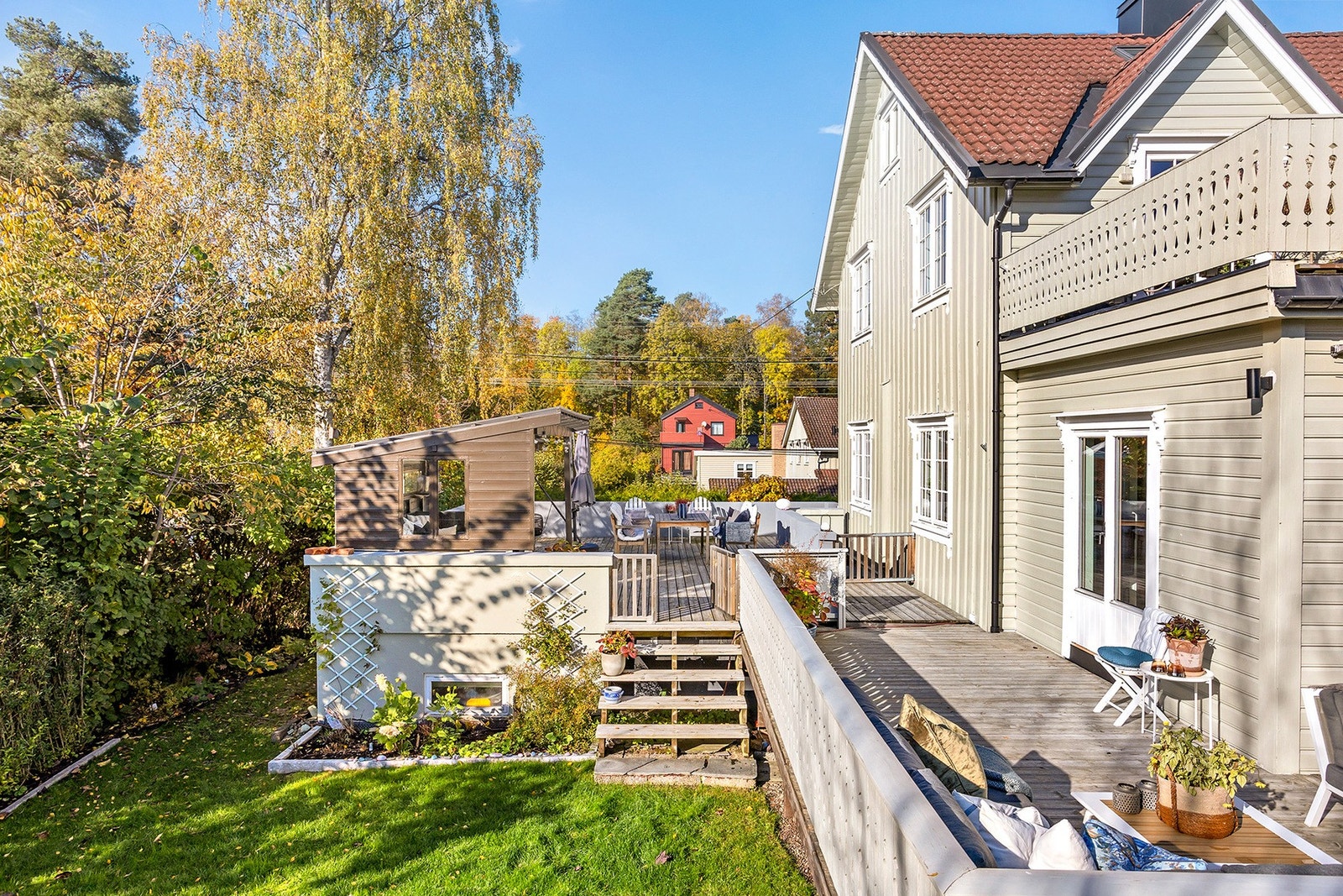 Fra terrassen har du adkomst til en stor og deilig hage som er felles med seksjon 2 Galleribilde