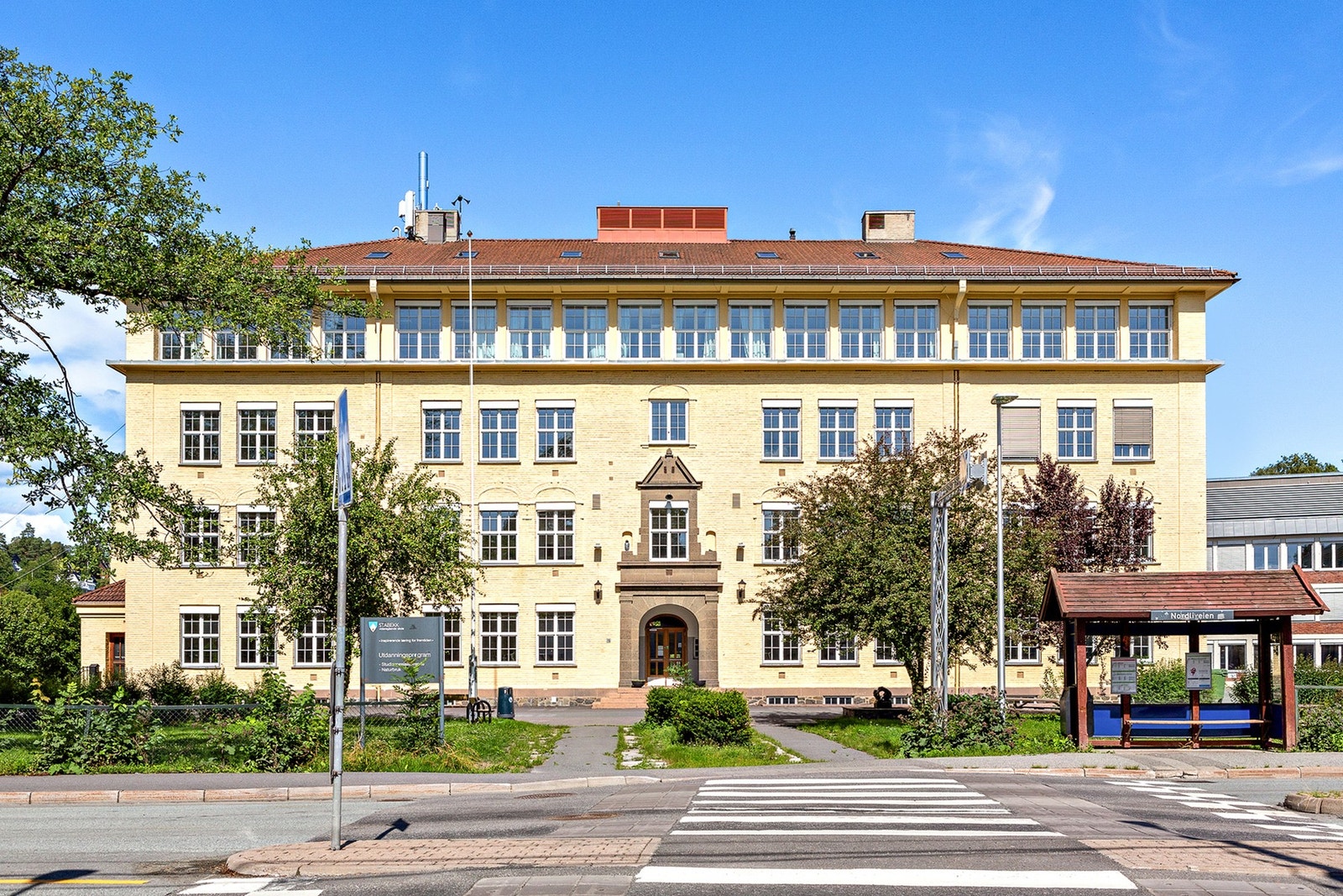 Stabekk skole ligger ca. 14 minutters gange fra boligen Galleribilde