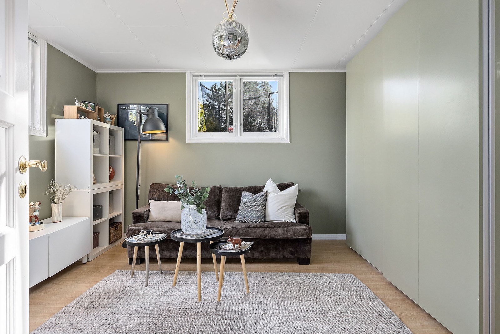 Rommet har god plass til å innrede med stor seng, garderobe og annet ønsket møblement Galleribilde