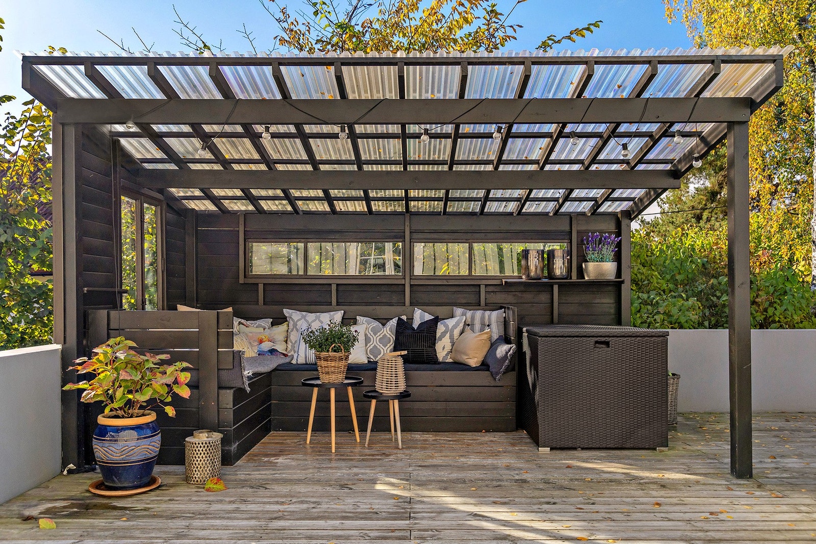 En pergola er bygget på terrassen, hvor en enkelt kan søke skygge eller sitte i le for vind Galleribilde