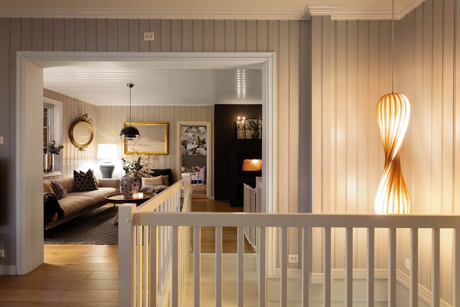 Videre inn i stue beveger vi oss mot spisestuen Galleribilde