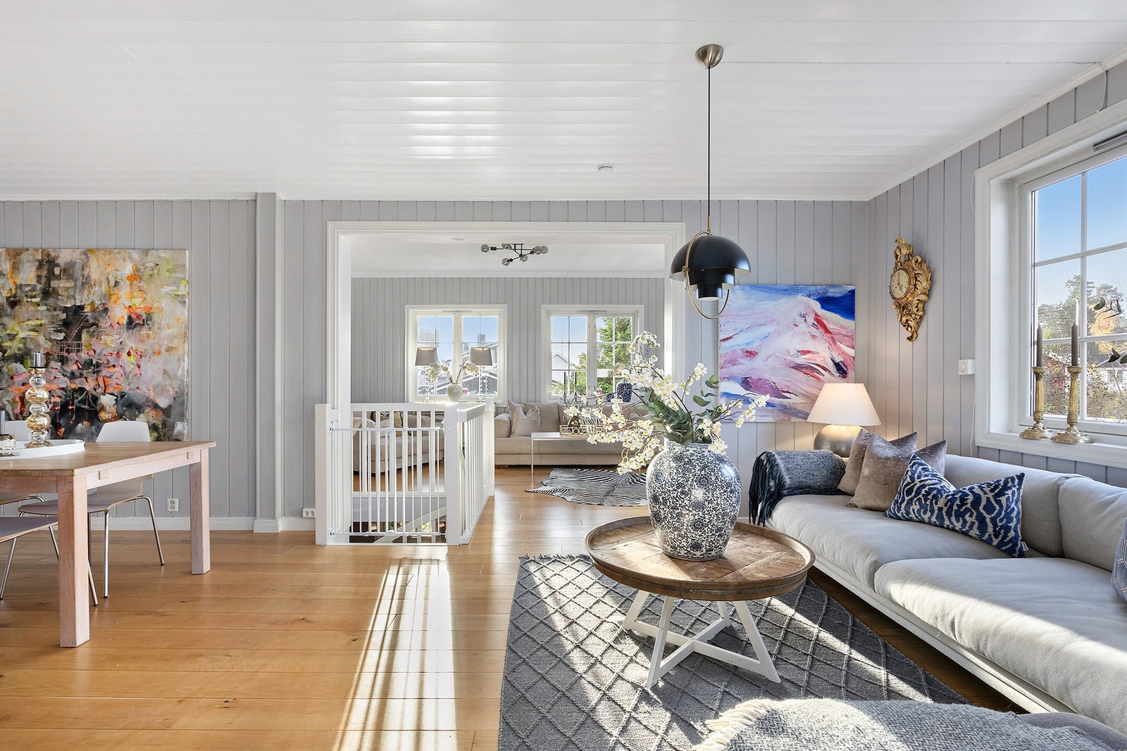 Overflater består hovedsakelig av parkett og fliser på gulv, slette, malte veggflater og panelbord på vegger og panelbord i himling Galleribilde