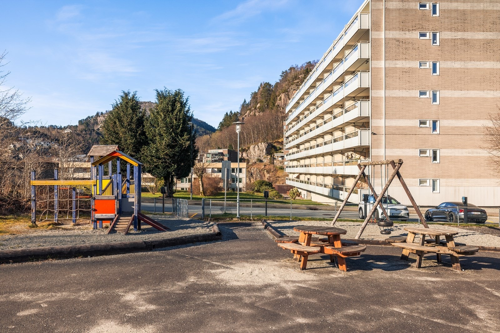 Det er flere lekeplasser, turområder og badeplass i nærheten, samt kort vei til både barnehage og skole. Galleribilde