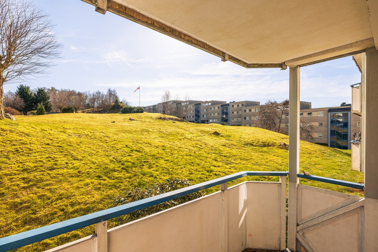 Høy 1.etg med flott utsikt mot det grønne nærområdet like utenfor. 13 kvm vestvendt, overbygget balkong med utgang fra stue og fra vaskerommet. Galleribilde