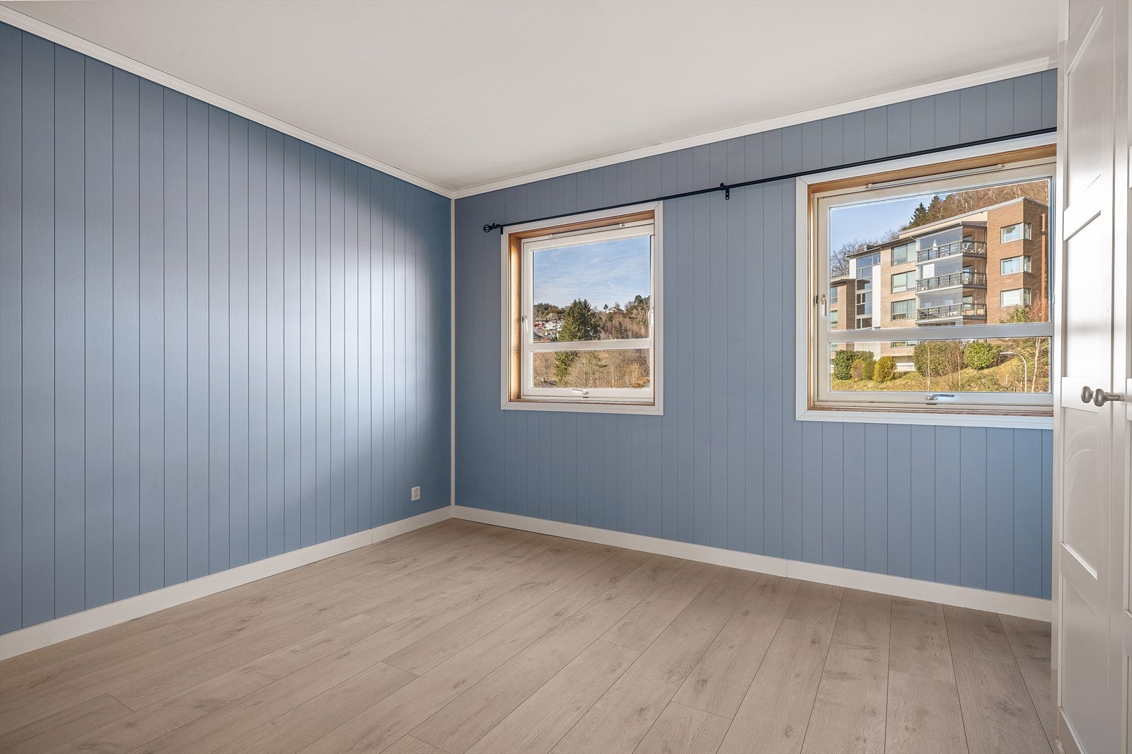 Leiligheten har i dag 2 soverom, hvor begge er av god størrelse. Leiligheten ligger i høy 1.etg, hvor det er en etasje under leiligheten, og således ingen direkte innsyn fra bakkeplan. Galleribilde