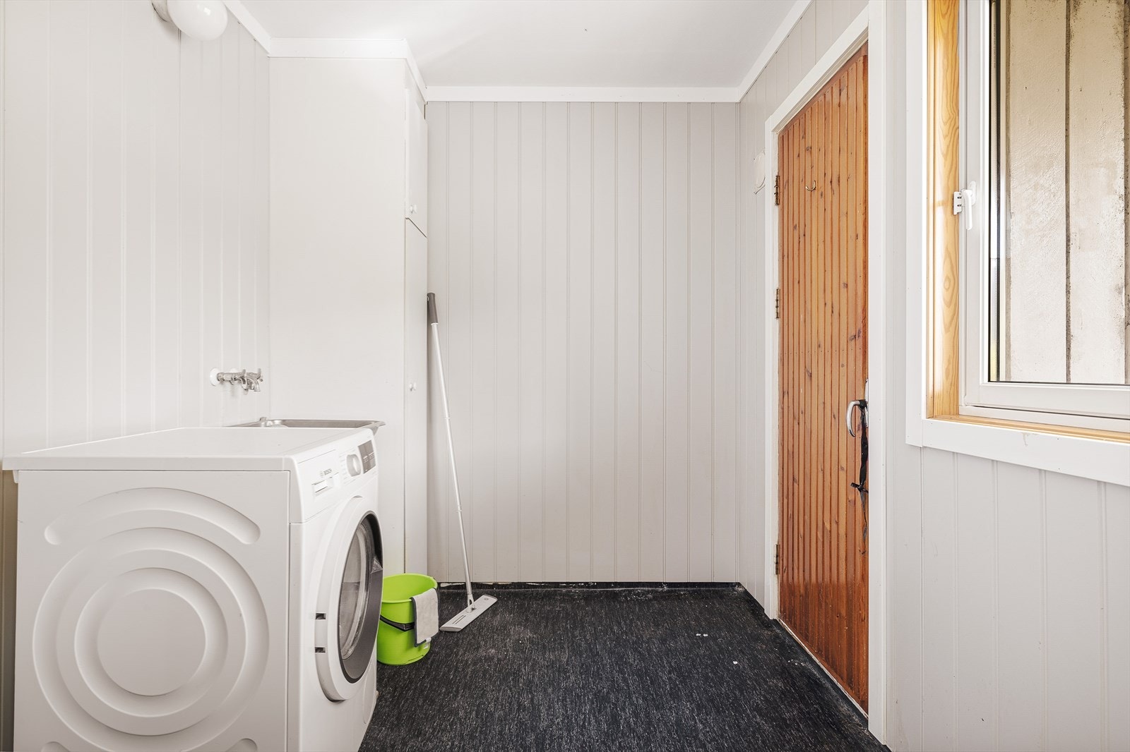 Stort vaskerom som ligger vegg i vegg med bad og toalett. Ved modernisering er det gode muligheter til å lage et stort bad med opplegg for vaskemaskin, eller utvidet badet og beholde vaskerommet separat. Utgang til balkong med tørkemuligheter. Galleribilde