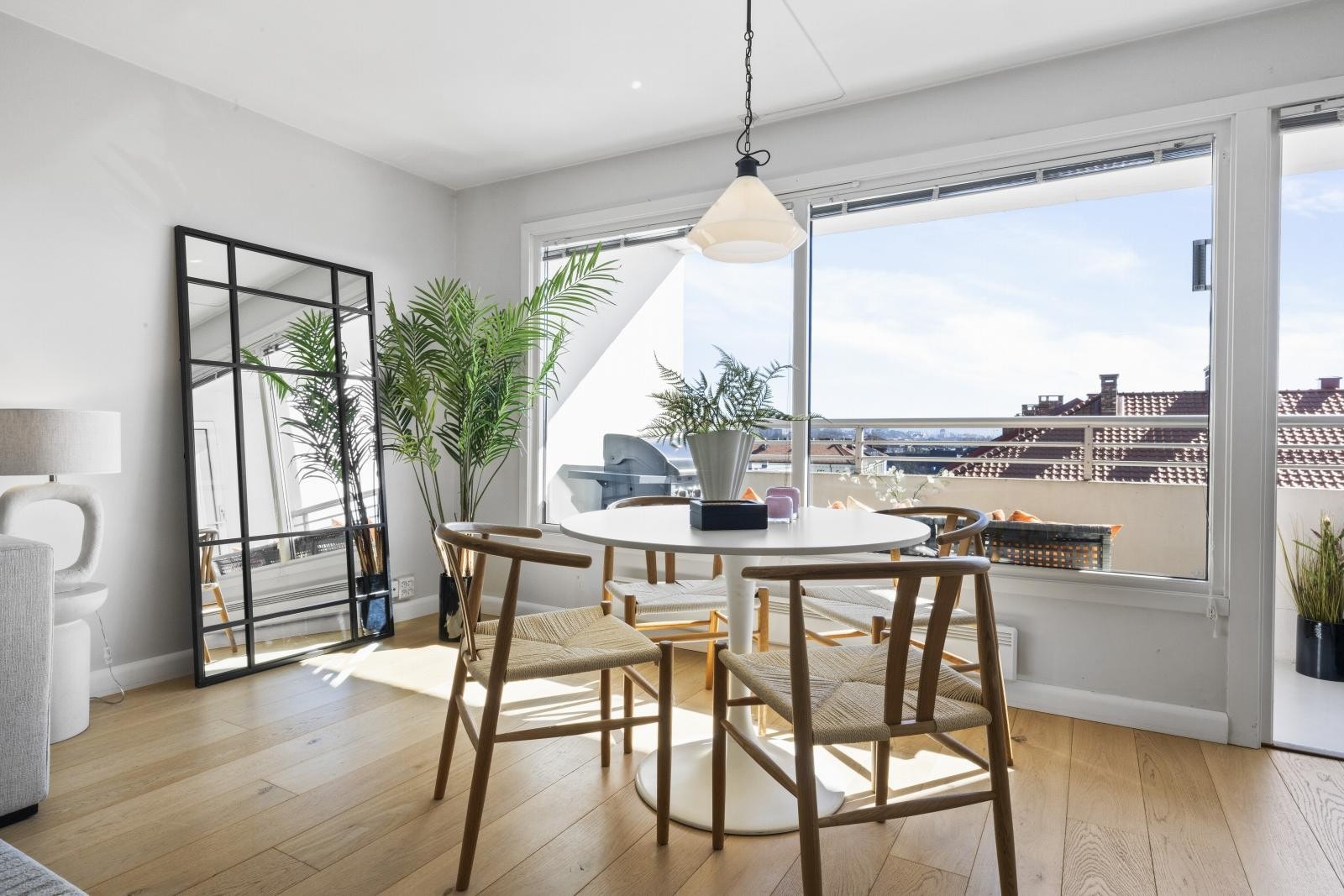 Rikelig med naturlig lys fra store vindusflater Galleribilde