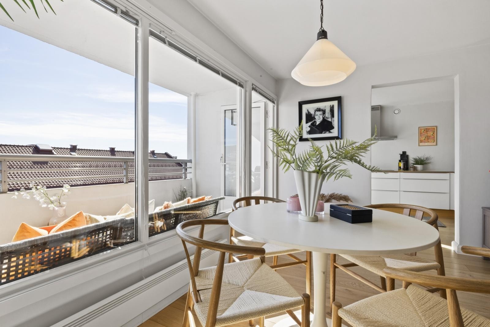 Utsikten nytes fra middagsbordet Galleribilde