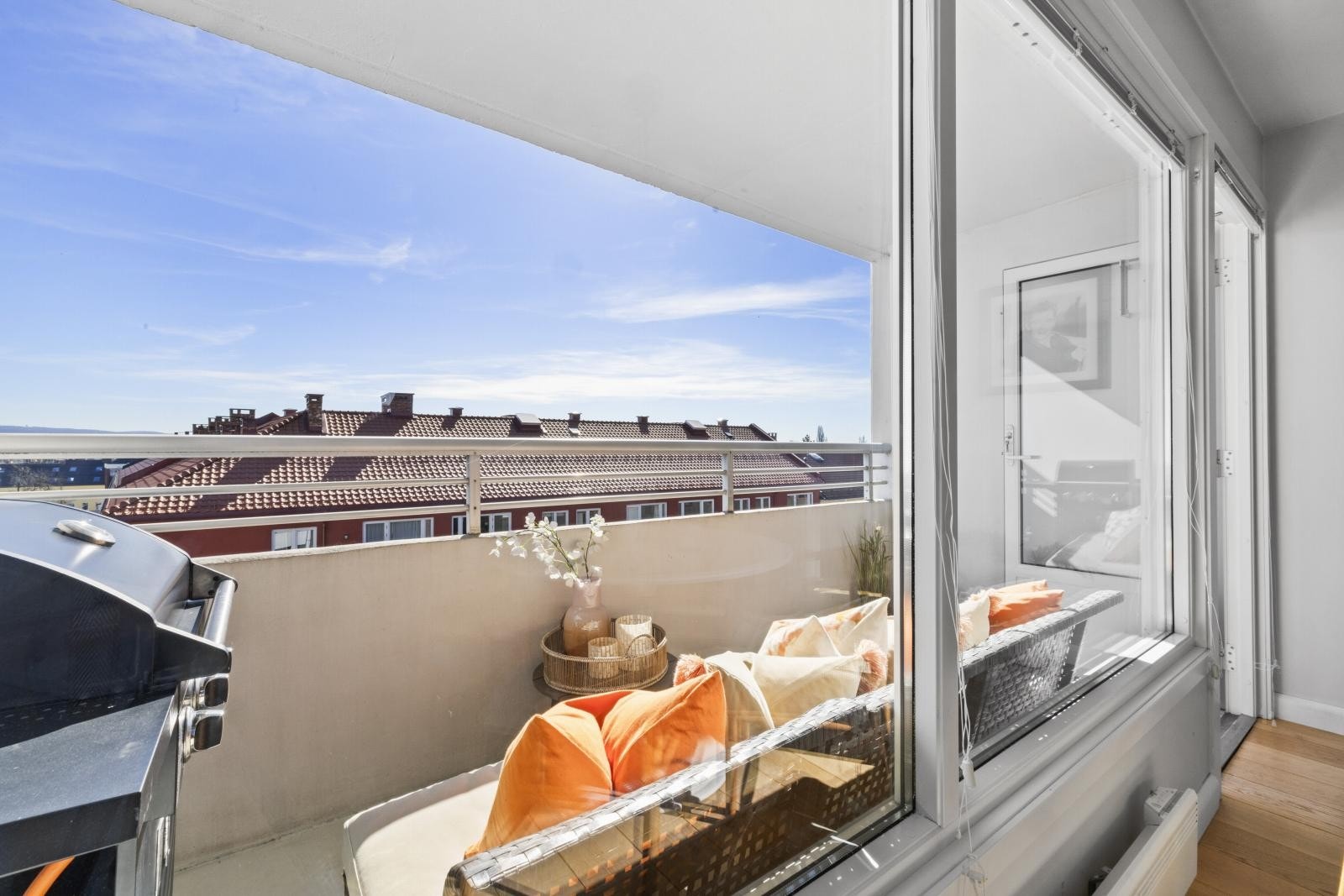 Utgang fra stuen til romslig balkong med faktastisk utsikt Galleribilde