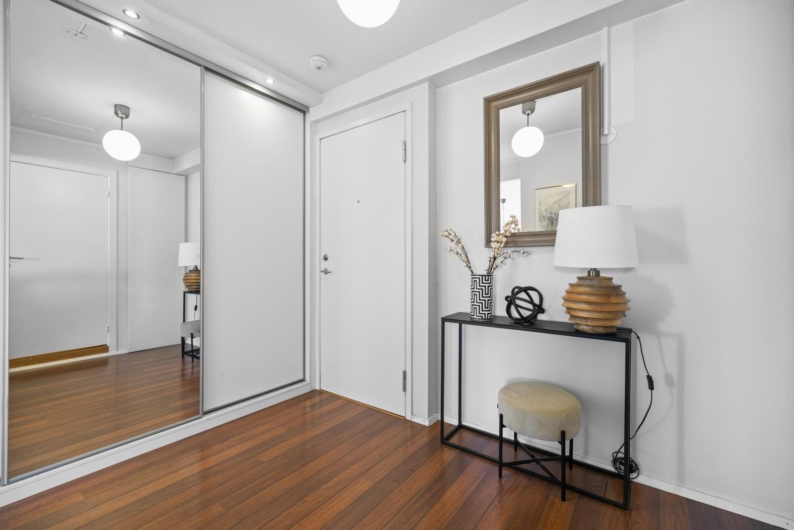 Entrèen gir et godt førsteinntrykk av boligen. Her er det lyst og trivelig og god plass til både klær og sko. Galleribilde