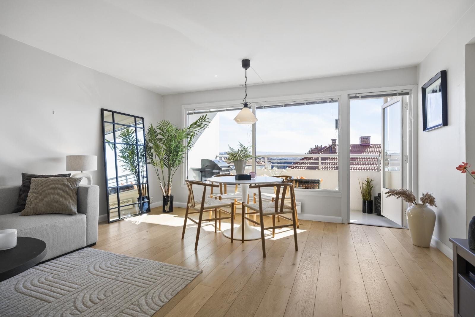 Lys og romslig stue med god plass til ulike møbleringsalternativ Galleribilde