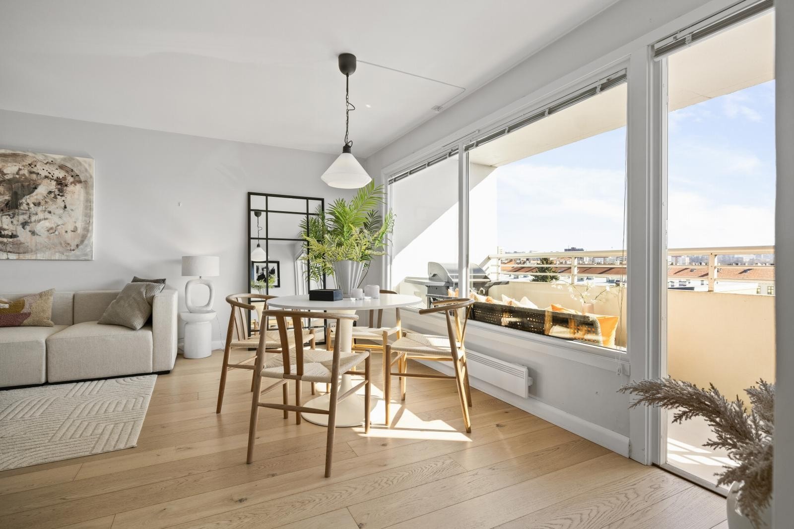 Rikelig med naturlig lys fra store vindusflater Galleribilde