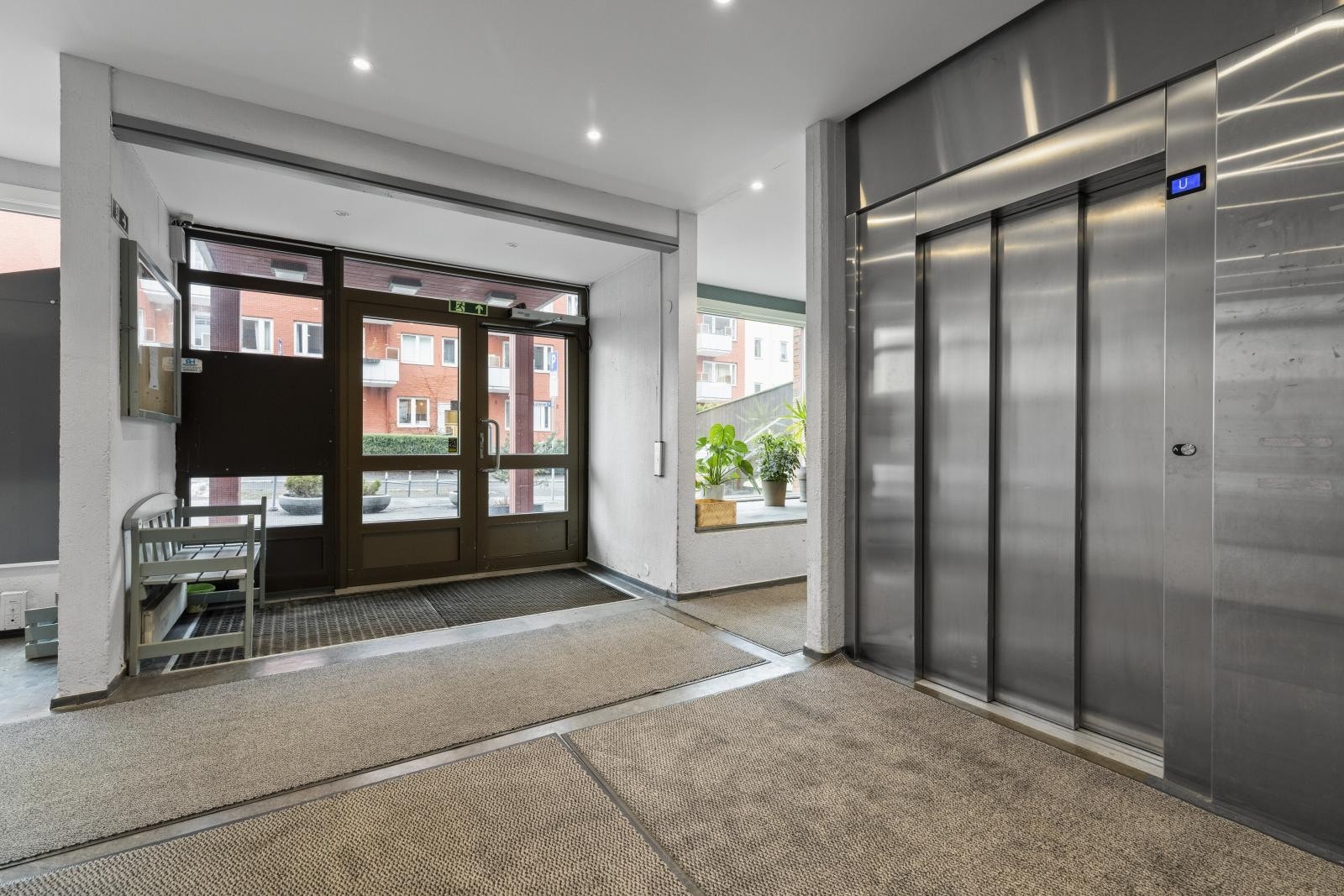 Hovedinngang med heis Galleribilde