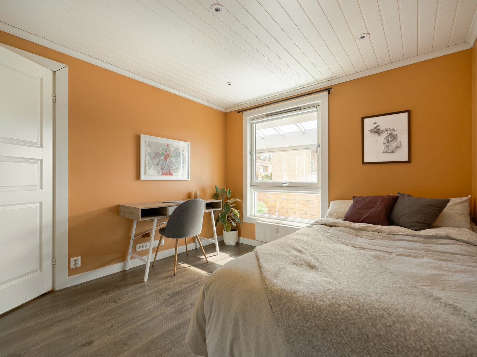 Rommets størrelse gjør at det enkelt kan bli brukt til barnerom, soverom for tenåringen eller gjesterom. Det er i hvert fall plass til både dobbeltseng og hjemmekontor. Galleribilde