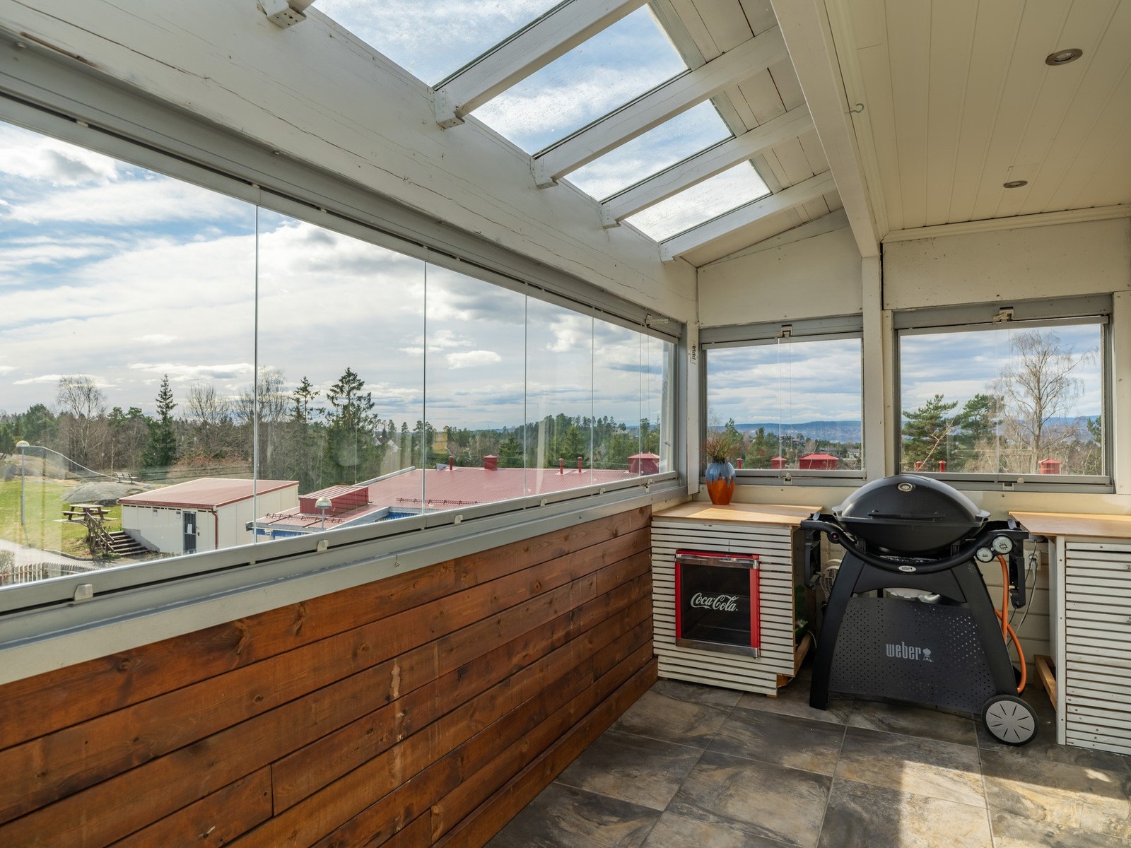 Du får fint plass til både kjøleskap, og grill om ønskelig. I tillegg til sittegrupper og bord, selvfølgelig. Galleribilde