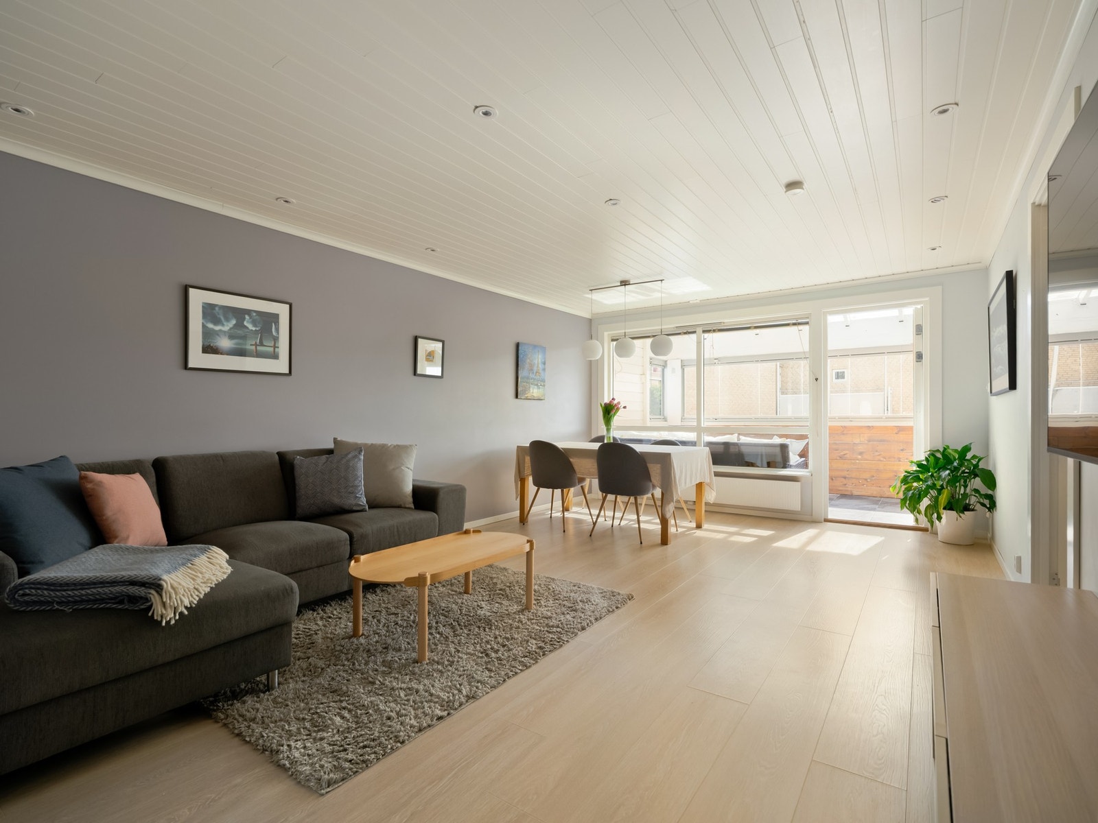 Her er en liten smakebit av hva du får se videre inn i annonsen. Leiligheten har en svært god internbeliggenhet, med nydelig utsikt og mange uteplasser. Galleribilde