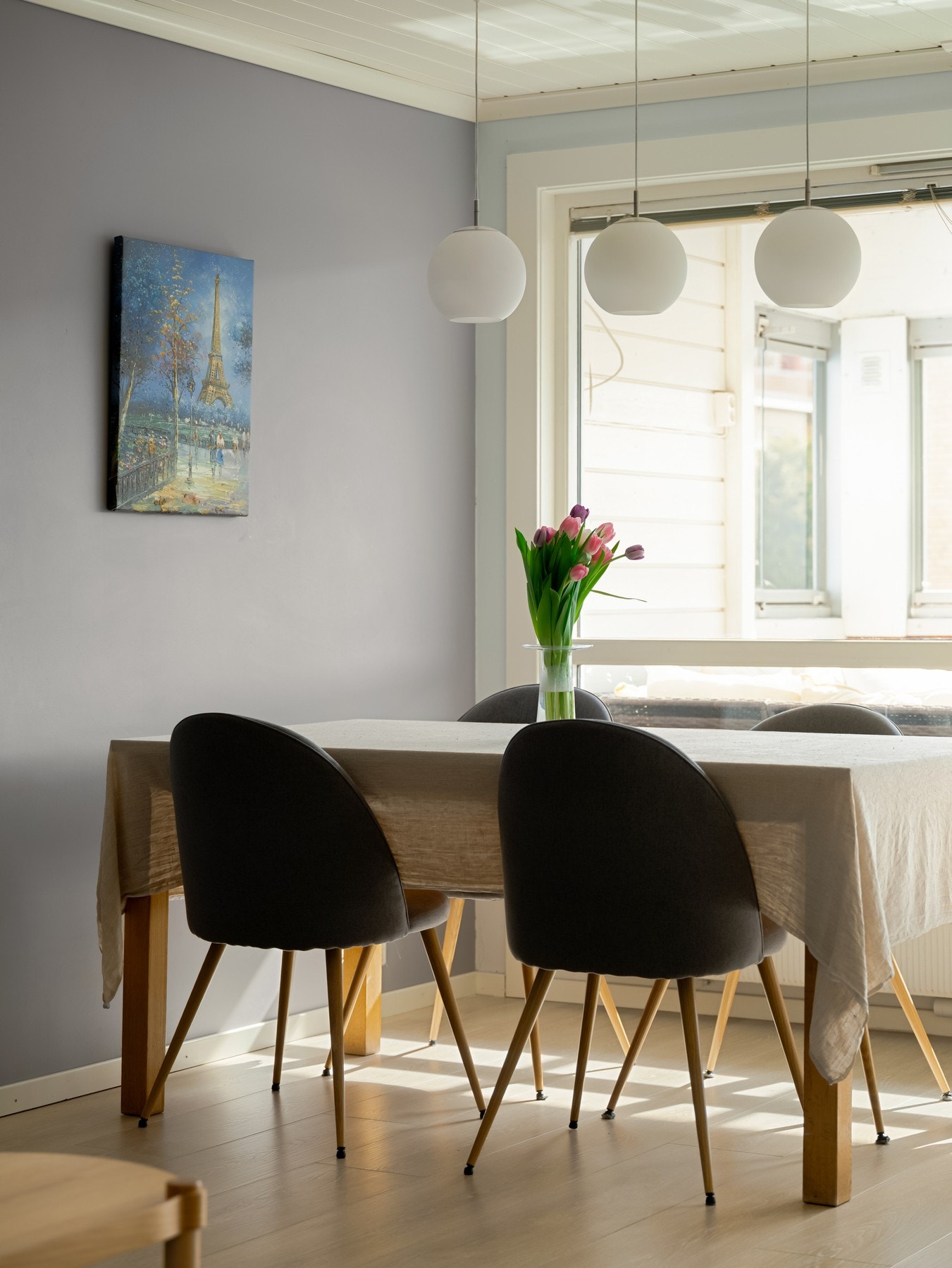 Det er også rikelig med plass til større spisegruppe ved vindusrekken. Galleribilde