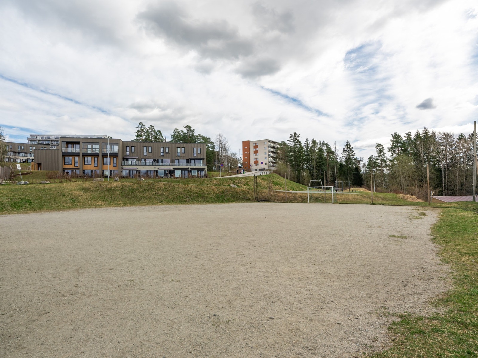 Det er en grusbane med fotballmål, og en asfaltert bane til basketball, fotball og håndball. Galleribilde
