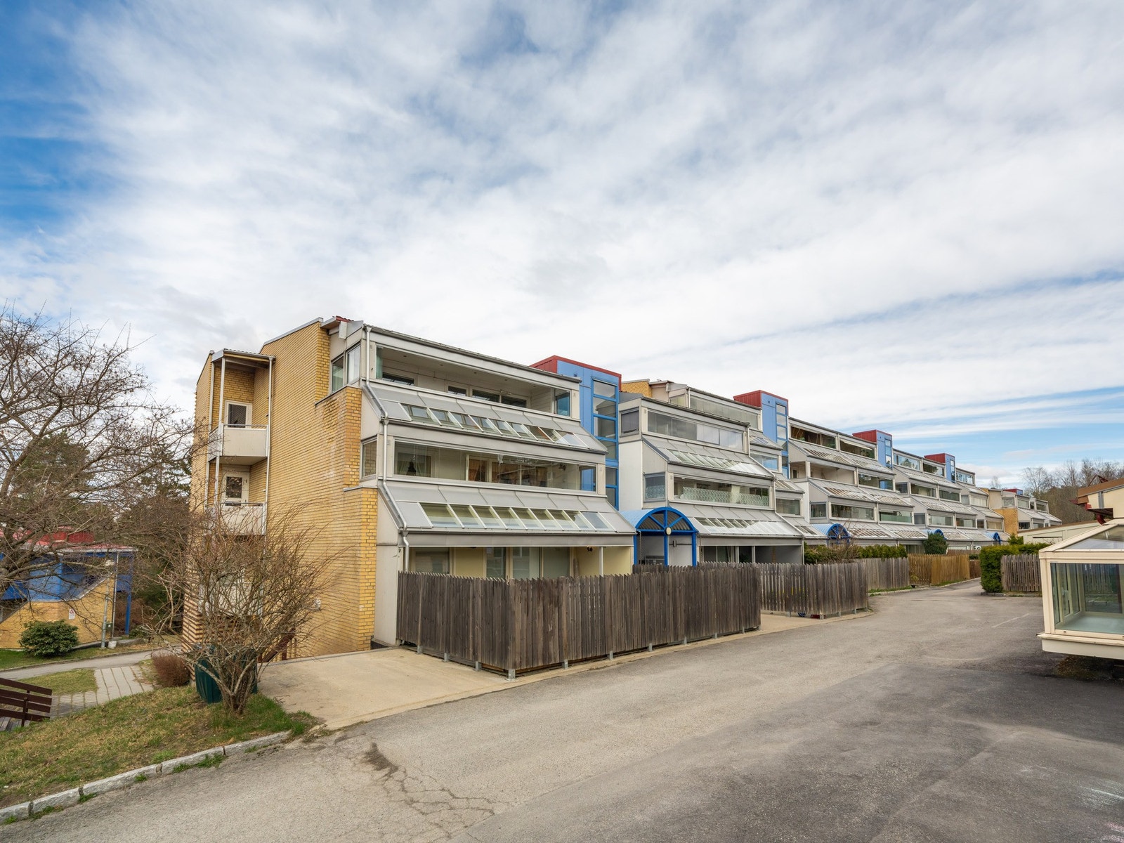Boligen har en svært god internbeliggenhet i borettslaget. Leiligheten ligger på toppen av Kantarellen Terrasse 33. Galleribilde