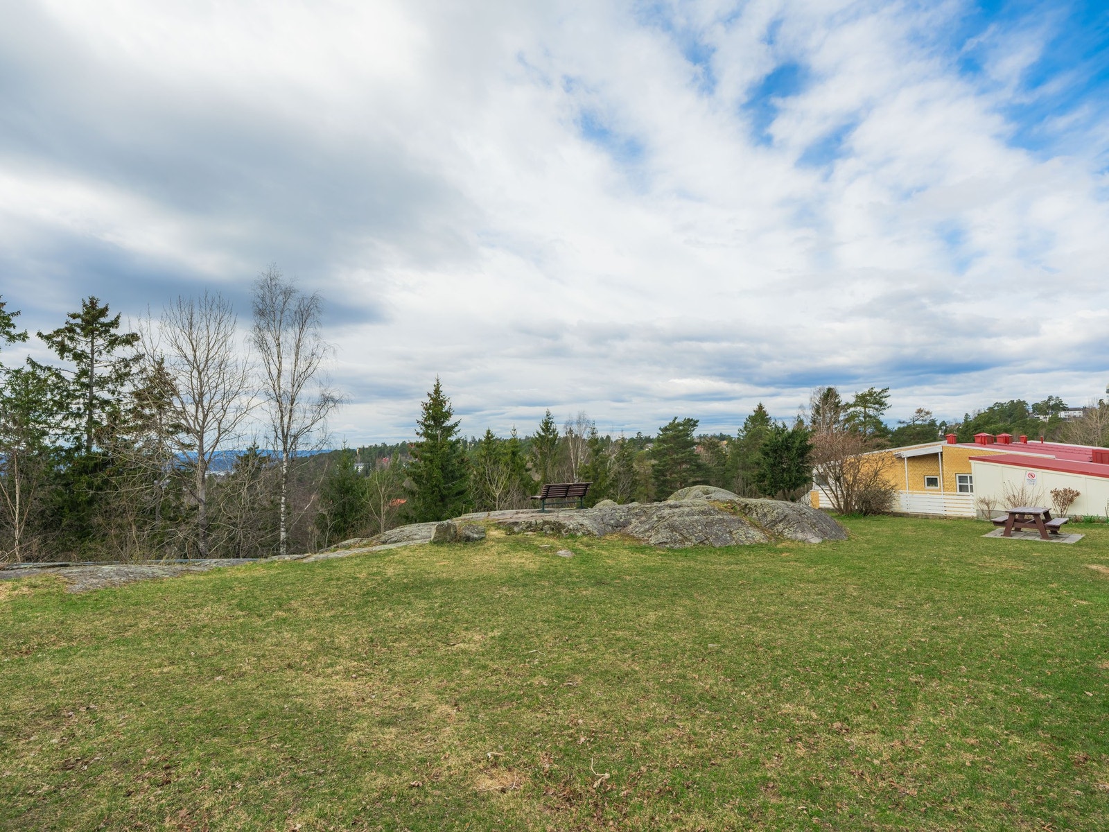 Kantarellen Borettslag har flotte grøntområder med felles utegrill. Borettslaget har også selskapslokale med plass til 40 stk. til utleie. Galleribilde