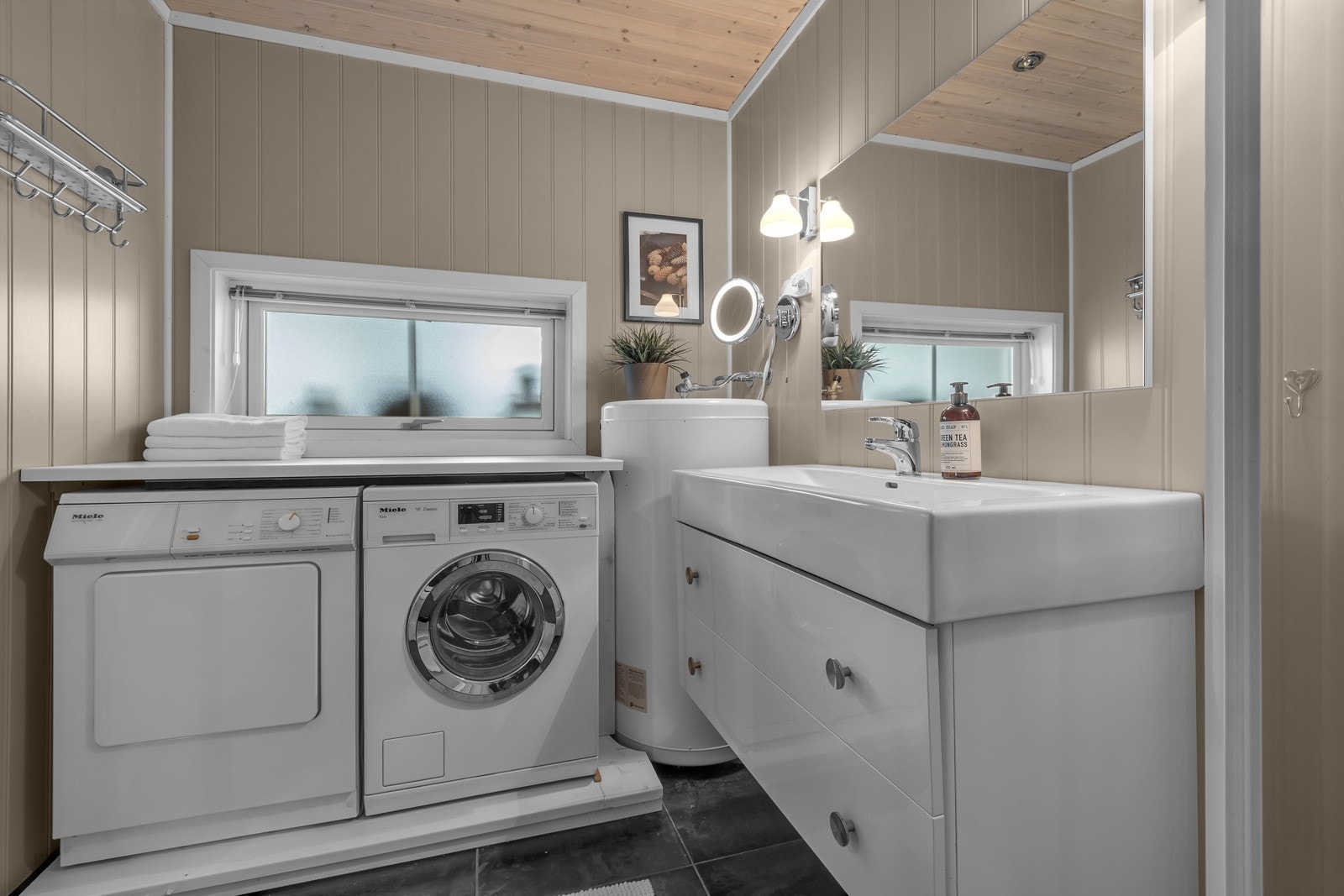 Servant med undertskap, dusjkabinett, wc og oplegg til vaskemaskin Galleribilde