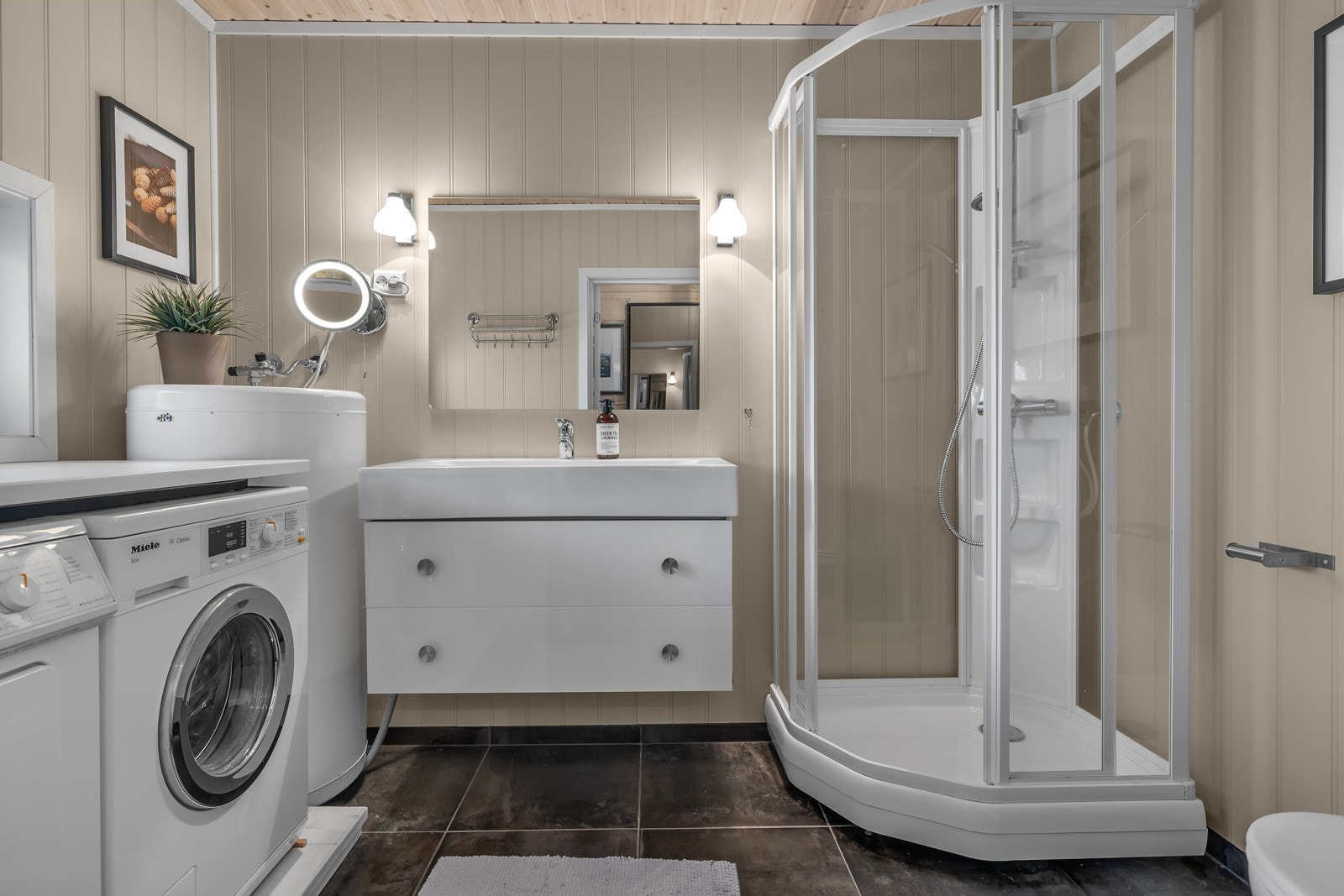 Hytten har ett meget pent bad Galleribilde