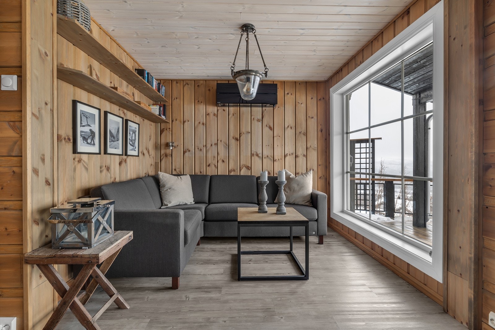 Store vindusflater som gir mye lys og ikke minst utsikt Galleribilde